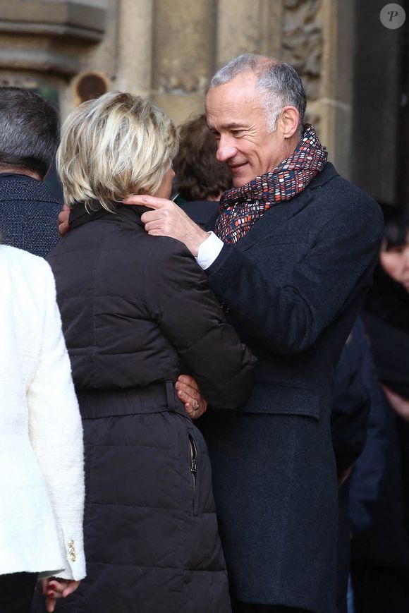 Évelyne Dhéliat et Gilles Bouleau lors des obsèques du présentateur Jean-Pierre Pernaut à la Basilique Sainte-Clotilde à Paris, France, le 9 mars 2022 - Photo par Nasser Berzane/ABACAPRESS.COM