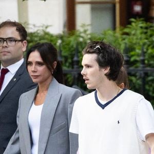 Des invités confirment qu’une danse de Victoria Beckham a surpris et gêné l’assemblée.

La famille Beckham arrive à son hôtel fétiche "La Réserve" pour fêter les 50 ans de David Beckham à Paris.  Photo : Agence / Bestimage