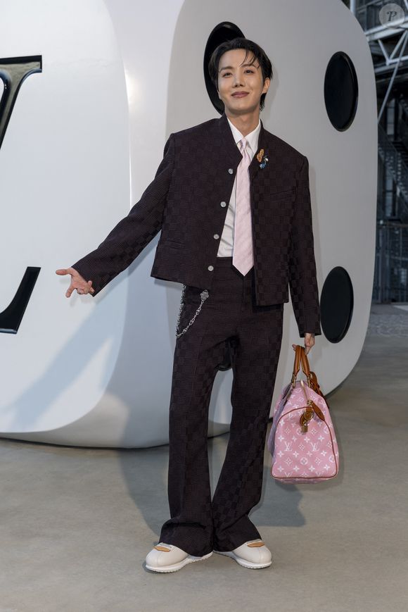 J-Hope – Photocall du Défilé de mode Louis Vuitton Homme, Collection Printemps-Été 2026 dans le cadre de la Fashion Week de Paris, France, le 24 juin 2025.
 
© Olivier Borde / Bestimage