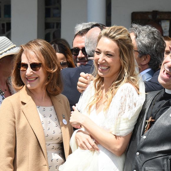L’actrice s’est éteinte après plusieurs mois de santé fragile à son domicile parisien...

Laura Smet et Raphaël Lancrey se marient entourés de sa mère Nathalie Baye le 15 juin 2019 à l'église Notre-Dame-Des-Flots au Cap Ferret, France. © Abacapress.com