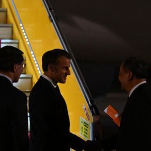 Emmanuel Macron apparaît surpris mais garde le sourire en saluant la foule sur le tarmac.
Arrivée du Président de la République Emmanuel Macron et de la Première dame Brigitte Macron sur le tarmac de l'aéroport d'Hanoi en République socialiste du Vietnam le 25 mai 2025.
© Jeanne Accorsini / Pool / Bestimage