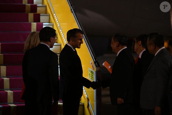 Emmanuel Macron apparaît surpris mais garde le sourire en saluant la foule sur le tarmac.
Arrivée du Président de la République Emmanuel Macron et de la Première dame Brigitte Macron sur le tarmac de l'aéroport d'Hanoi en République socialiste du Vietnam le 25 mai 2025.
© Jeanne Accorsini / Pool / Bestimage