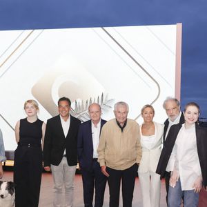 Exclusif - Laura Martin-Contini, le chien Messi, Zaho de Sagazan, Patrick Cohen, Pierre Lescure, Claude Lelouch, Anne-Sophie Lapix, Raphael Mezrahi, Emilie Dequenne, Anne-Elisabeth Lemoine  sur le plateau de l'émisson "C à vous" lors du 77ème Festival International du Film de Cannes le 15 mai 2024.
L’année dernière, en octobre, Émilie Dequenne a annoncé sur son compte Instagram être atteinte d’un « cancer rare ». Malgré les craintes, six mois plus tard, elle a révélé être en rémission complète.

Cette bonne nouvelle, elle l’avait partagée en avril 2024 sur son compte Instagram également. À cette occasion, elle a révélé sa « nouvelle coiffure » présentant des cheveux très courts et gris. Après cette bataille contre la maladie, Émilie Dequenne est revenue plus forte que jamais et l’a démontré en montant les marches. © Jack Tribeca / Bestimage
