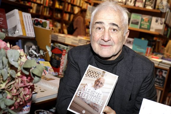 Exclusif - Guy Savoy - Guy Savoy dédicace ses livres " Le geste et La manière " et " Cuisine des Écrivains du XVI siècle " à la Librairie Galignani à Paris, France, le 11 Décembre 2022. © Cédric Perrin / Bestimage