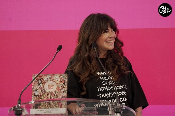 Sur Instagram, elle a décrit "l'emprise invisible" qui l'a conduite à modifier sa façon de parler, de s'habiller, de rire et même à se couper les cheveux pour plaire à l'homme qui partageait sa vie.

Elsa Wolinski - Cérémonie des Trophées médiaClub'Elles 2026 dans les salons de l'Hôtel de Lassay le 4 février 2026. © Anne-Sophie Guebey / Bestimage