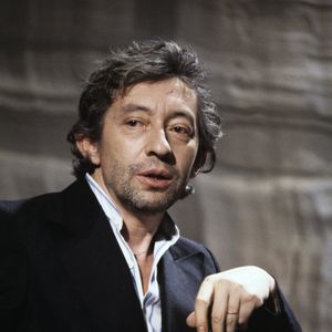 En effet, Thomas Dutronc a expliqué que c'est Serge Gainsbourg qui lui a fait, pour la première fois, goûter l'alcool, dans un restaurant chinois, alors qu'il n'avait que 11 ou 12 ans !

Portrait de Serge Gainsbourg en septembre 1980 (Archives). © Bernard Leguay via Bestimage