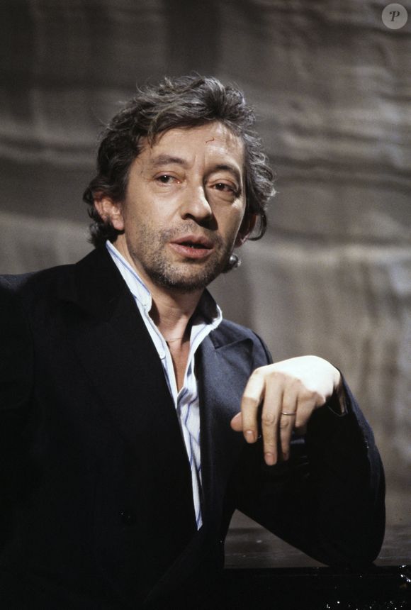 En effet, Thomas Dutronc a expliqué que c'est Serge Gainsbourg qui lui a fait, pour la première fois, goûter l'alcool, dans un restaurant chinois, alors qu'il n'avait que 11 ou 12 ans !
Portrait de Serge Gainsbourg en septembre 1980 (Archives). © Bernard Leguay via Bestimage