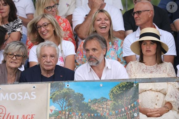 Semi-exclusif - Michel Sardou et sa femme Anne-Marie Périer, Romain Sardou et sa compagne Kym Thiriot enceinte - Michel Sardou rend hommage à son père en famille lors du premier trophée de pétanque "Fernand Sardou" à Bormes-les-Mimosas le 29 mai 2026. Le célèbre chanteur est venu en famille avec sa femme, son fils Romain avec son fils de deux ans et demi et de sa compagne enceinte de son deuxième enfant.
La première édition du Trophée Fernand Sardou est organisée du 29 au 31 mai au coeur du village de Bormes les Mimosas. Une initiative portée par Michel et son fils Romain, pour rendre hommage à leur illustre parent Fernand Sardou au travers d'un tournoi de pétanque.
En lien avec la municipalité et l'Amicale Bouliste Borméenne (ABB), un premier Trophée Fernand Sardou sera organisé avec deux grands temps forts : Le vendredi, dès 18h, un tournoi d'exhibition sera proposé et verra s'affronter 16 triplettes. Puis un concours fédéral à pétanque sera organisé le weekend et ouvert à tous les amateurs. 128 équipes seront réparties sur les sites les plus emblématiques du village, à savoir au boulodrome de la place Saint-François, mais aussi au parc Cigalou, sur le site du château et à l'ancien stade. © Franz Chavaroche/Bestimage