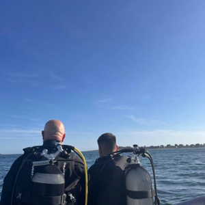 Sur Instagram, le chef publie une rare photo avec son fils.

Philippe Etchebest et son fils Oscar-Louis en Bretagne.