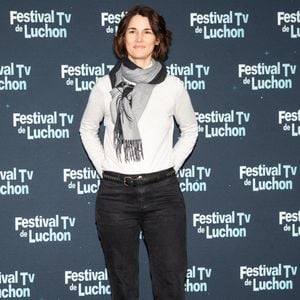 L'actrice et journaliste française Églantine Éméyé pose lors d'un photocall au Festival de la télévision de Luchon, à Bagnere de Luchon, dans le sud-ouest de la France, le 8 février 2022. Photo par Daniel Derajinski/Abaca