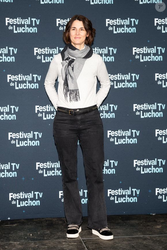 L'actrice et journaliste française Églantine Éméyé pose lors d'un photocall au Festival de la télévision de Luchon, à Bagnere de Luchon, dans le sud-ouest de la France, le 8 février 2022. Photo par Daniel Derajinski/Abaca