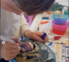 Archie se montre plus discret mais se concentre sur la peinture, décorant des œufs de dinosaures.

Meghan Markle a partagé les célébrations de Pâques qui se sont déroulées dans son jardin de Montecito. Capture d'écran Instagram