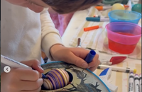 Archie se montre plus discret mais se concentre sur la peinture, décorant des œufs de dinosaures.

Meghan Markle a partagé les célébrations de Pâques qui se sont déroulées dans son jardin de Montecito. Capture d'écran Instagram