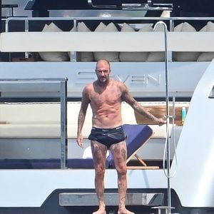 Exclusif - David et Victoria Beckham, avec leur fils Cruz Beckham et sa compagne Jackie Apostel poursuivent leurs vacances sur le yacht Bloody Bay au large de Saint-Tropez, le 6 août 2025. © Agence / Bestimage