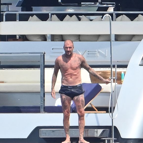 Exclusif - David et Victoria Beckham, avec leur fils Cruz Beckham et sa compagne Jackie Apostel poursuivent leurs vacances sur le yacht Bloody Bay au large de Saint-Tropez, le 6 août 2025. © Agence / Bestimage