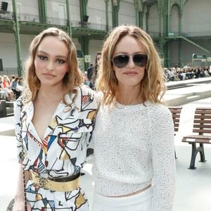 Lily-Rose Depp et sa mère Vanessa Paradis - Les célébrités au photocall du défilé "Chanel Cruise Collection 2020" au Grand Palais. Paris, le 3 mai 2019.
© Olivier Borde/Bestimage