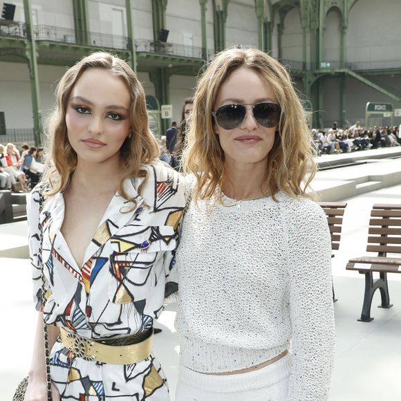 Lily-Rose Depp et sa mère Vanessa Paradis - Les célébrités au photocall du défilé "Chanel Cruise Collection 2020" au Grand Palais. Paris, le 3 mai 2019.
© Olivier Borde/Bestimage
