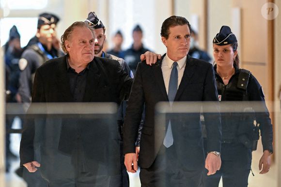 L'acteur français Gérard Depardieu arrive, avec son avocat Jérémie Assous, à l'ouverture de son procès pour agressions sexuelles sur deux femmes lors d'un tournage de film en 2021, au tribunal correctionnel de Paris, France, le 24 mars 2025. Depardieu, 76 ans, qui a réalisé plus de 200 films et séries télévisées, a été accusé de comportement inapproprié par une vingtaine de femmes, mais c'est la première affaire à être jugée. Les deux plaignantes - Amélie, 54 ans, décoratrice, et Sarah (nom modifié), 34 ans, assistante réalisatrice - allèguent une agression sexuelle lors du tournage en 2021 de « Les Volets Verts » du réalisateur Jean Becker. © Pierre Perusseau/Bestimage