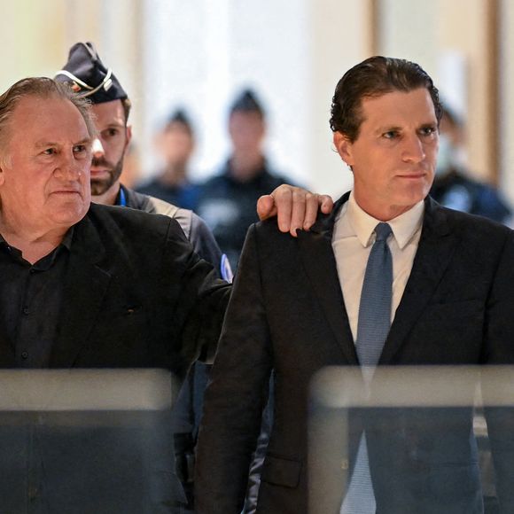 L'acteur français Gérard Depardieu arrive, avec son avocat Jérémie Assous, à l'ouverture de son procès pour agressions sexuelles sur deux femmes lors d'un tournage de film en 2021, au tribunal correctionnel de Paris, France, le 24 mars 2025. Depardieu, 76 ans, qui a réalisé plus de 200 films et séries télévisées, a été accusé de comportement inapproprié par une vingtaine de femmes, mais c'est la première affaire à être jugée. Les deux plaignantes - Amélie, 54 ans, décoratrice, et Sarah (nom modifié), 34 ans, assistante réalisatrice - allèguent une agression sexuelle lors du tournage en 2021 de « Les Volets Verts » du réalisateur Jean Becker. © Pierre Perusseau/Bestimage