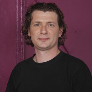 Peu refroidi par cette expérience, Olivier Villa planche maintenant sur un nouveau projet. "Je vais proposer ce concept de cabaret dans les villages, dans les salles des fêtes pour aller chercher les gens, je sais déjà que je pourrais beaucoup plus faire mon métier".

Exclusif - Olivier Villa - Enregistrement de l'émission "Du côté de Chez Dave" Spéciale Eurovision, qui sera diffusée le 17 mai 2015 sur France 3