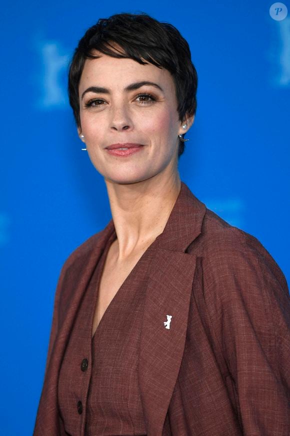 La danse, notamment avec le spectacle "Les Trois Sacres", lui a permis de dépasser sa pudeur et de s’exprimer librement avec son corps. 

Berenice Bejo - Photocall du film "Another end" lors du 74ème Festival International du Film de Berlin, La Berlinale. Le 17 février 2024
© Imago / Panoramic / Bestimage