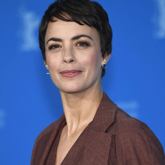 La danse, notamment avec le spectacle "Les Trois Sacres", lui a permis de dépasser sa pudeur et de s’exprimer librement avec son corps. 

Berenice Bejo - Photocall du film "Another end" lors du 74ème Festival International du Film de Berlin, La Berlinale. Le 17 février 2024
© Imago / Panoramic / Bestimage