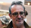 Jean Dujardin est très attaché à cette commune, qu'il connait depuis son enfance.

Jean Dujardin - Vernissage de l'exposition photos et du livre "La Boxe fait son cinéma" à l’hôtel Brach à Paris le 23 Septembre 2025. Ces clichés rendent hommage à plus de cinquante acteurs immortalisés dans des scènes où le noble art rencontre le 7ème art. © Denis Guignebourg/Bestimage