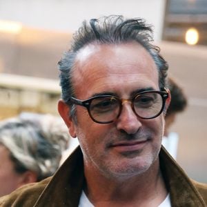 Jean Dujardin est très attaché à cette commune, qu'il connait depuis son enfance.

Jean Dujardin - Vernissage de l'exposition photos et du livre "La Boxe fait son cinéma" à l’hôtel Brach à Paris le 23 Septembre 2025. Ces clichés rendent hommage à plus de cinquante acteurs immortalisés dans des scènes où le noble art rencontre le 7ème art. © Denis Guignebourg/Bestimage