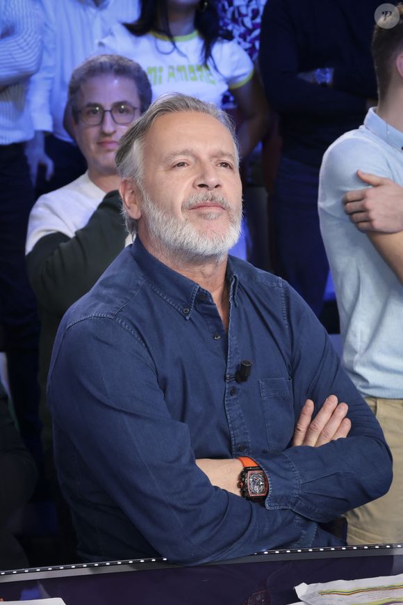 "En revanche je suis super content pour mes camarades que l'aventure continue (...) Après on ne sait pas de quoi l'avenir sera fait, mais je suis en train d'apprendre le thaïlandais !", a-t-il expliqué à Pascale de La Tour du Pin (toujours de l'aventure donc) dans La Tribu de Baba, avant l'arrivée de Cyril Hanouna, ce lundi pour le retour de "TPMP".

Exclusif - Jean-Michel Maire, sur le plateau de l’émission « TPMP » présentée par C.Hanouna et diffusée en direct sur C8, Paris, France, le 11 février 2025. © Jack Tribeca / Bestimage