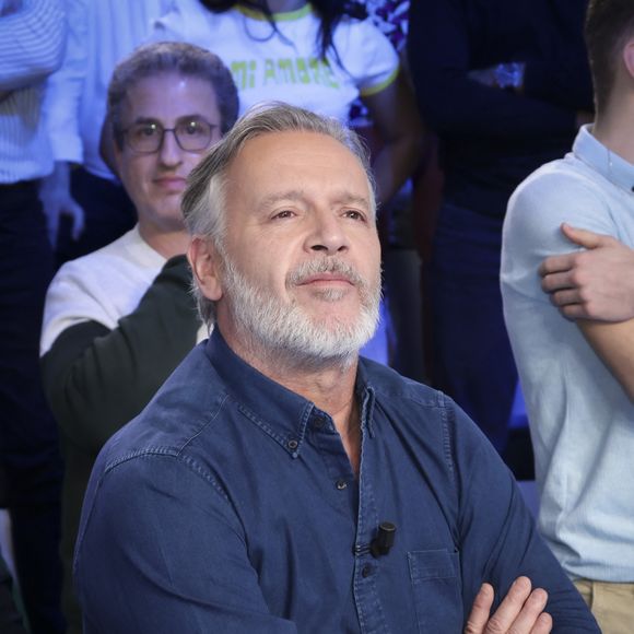 "En revanche je suis super content pour mes camarades que l'aventure continue (...) Après on ne sait pas de quoi l'avenir sera fait, mais je suis en train d'apprendre le thaïlandais !", a-t-il expliqué à Pascale de La Tour du Pin (toujours de l'aventure donc) dans La Tribu de Baba, avant l'arrivée de Cyril Hanouna, ce lundi pour le retour de "TPMP".

Exclusif - Jean-Michel Maire, sur le plateau de l’émission « TPMP » présentée par C.Hanouna et diffusée en direct sur C8, Paris, France, le 11 février 2025. © Jack Tribeca / Bestimage