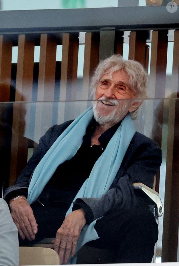 Pierre Richard en tribunes lors des Internationaux de France de Tennis de Roland Garros 2025, à Paris, France, le 6 juin 2025. © Jacovides-Moreau/Bestimage