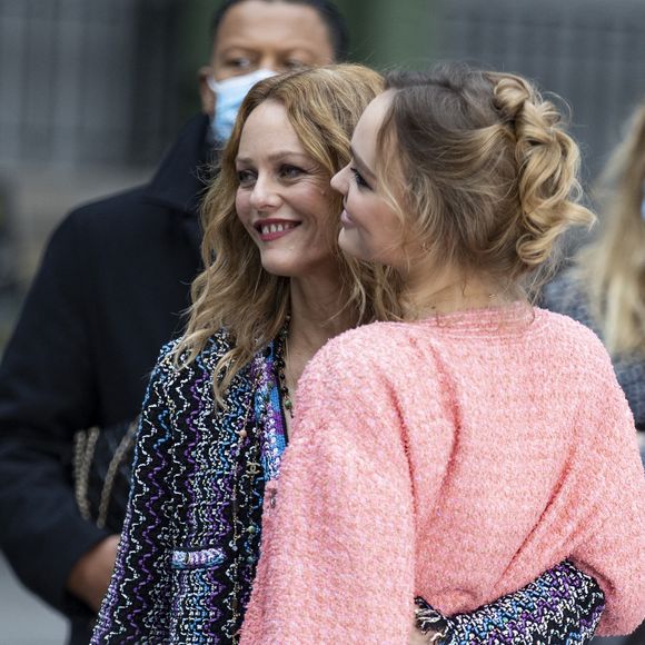Vanessa Paradis et sa fille Lily Rose Depp au photocall du défilé de mode prêt-à-porter printemps-été 2021 "Chanel" au Grand Palais à Paris, le 6 octobre 2020. © Olivier Borde / Bestimage