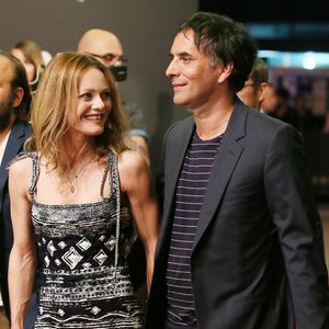 Vanessa Paradis et Samuel Benchetrit posent ensemble lors de la première du film "Chien" au 70e festival du film de Locarno le 7 août 2017.

Agence / Bestimage