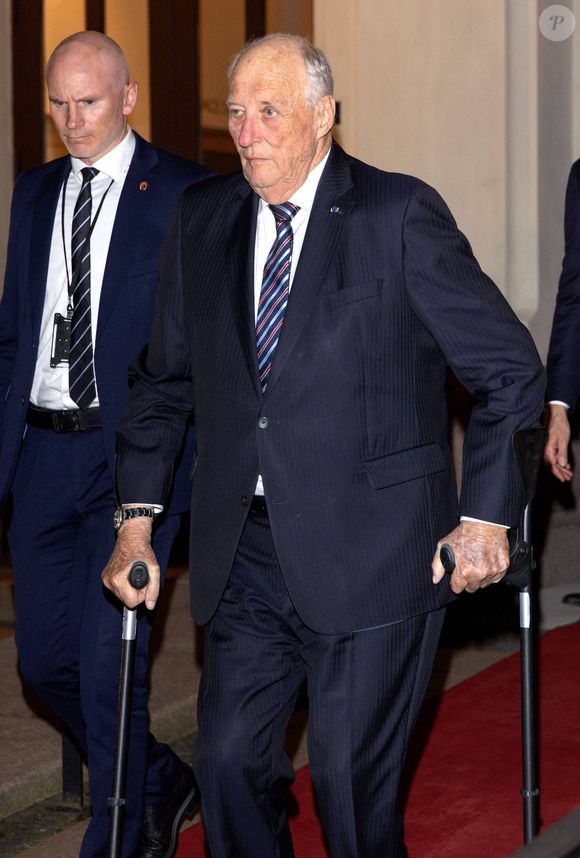 Le roi Harald - La famille royale de Norvège à son arrivée à la réception donnée à l'occasion de la visite d'état du couple présidentiel finlandais au Nobel Peace Center à Oslo. Le 16 octobre 2024