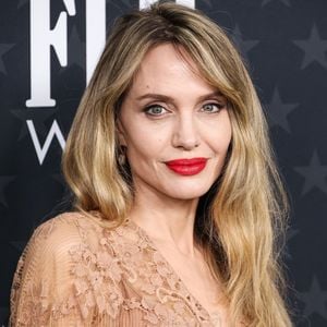 Angelina Jolie pose au 30e Critics Choice Awards à Los Angeles le 7 février 2025.

Photo : Backgrid USA / Bestimage