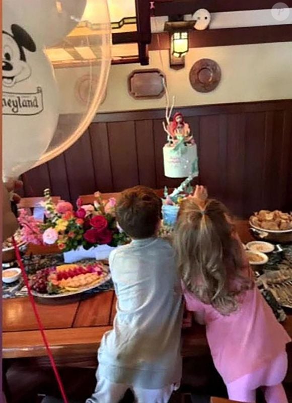 Le prince Harry révèle que Space Mountain est son attraction préférée dans un parc d'attractions grâce à la princesse Diana. Lui et son épouse Meghan Markle apparaissent dans l'émission spéciale d'ABC pour le 70e anniversaire de Disneyland. Photo : Backgrid UK/ Bestimage