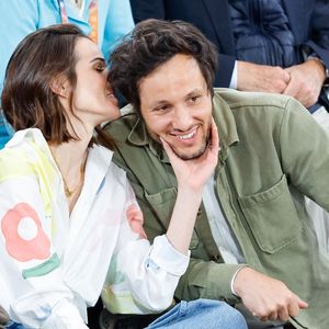 Le chanteur Vianney et sa femme Catherine Robert en tribunes lors des Internationaux de France de Tennis de Roland Garros 2025, à Paris, France, le 6 juin 2025. © Jacovides-Moreau/Bestimage