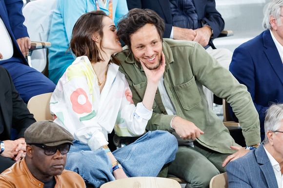 Le chanteur Vianney et sa femme Catherine Robert en tribunes lors des Internationaux de France de Tennis de Roland Garros 2025, à Paris, France, le 6 juin 2025. © Jacovides-Moreau/Bestimage