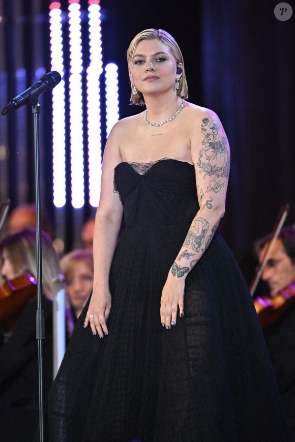 Exclusif - Louane - Enregistrement de l'émission "Cannes chante le Cinéma" sur la célèbre plage Macé de Cannes, le 25 mai 2023 lors de la 76ème édition du Festival de Cannes le 25 mai 2023. 
© Bruno Bebert-Tiziano da Silva/Bestimage
