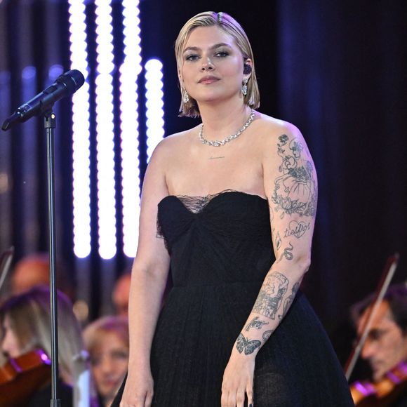 Exclusif - Louane - Enregistrement de l'émission "Cannes chante le Cinéma" sur la célèbre plage Macé de Cannes, le 25 mai 2023 lors de la 76ème édition du Festival de Cannes le 25 mai 2023. 
© Bruno Bebert-Tiziano da Silva/Bestimage