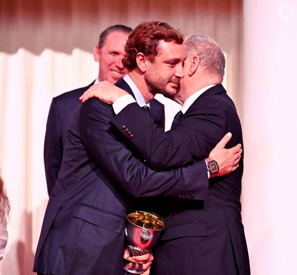 Pierre Casiraghi decoré du Chevron d'Argent par le prince Albert II de Monaco durant la cérémonie d'intronisation des nouveaux membres du Yacht Club de Monaco ainsi que la remise des YCM Awards-Trophée Credit Suisse 2025, présidé par le prince Albert II de Monaco, le 16 décembre 2025, au Yacht Club de Monaco. Le titre de "régatier du Y.C.M. de l'année 2025" a été remporté par Pierre Casiraghi. Ce sont les membres du Club qui ont voté et choisi entre plusieurs régatiers. © Bruno Bebert / Bestimage