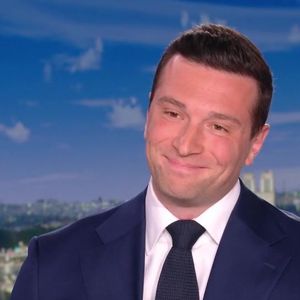 La semaine dernière, Jordan Bardella s'est retrouvé en Une de "Paris Match" aux côtés de la princesse Maria Carolina. Une série de photos qui n'est pas passée inaperçue.