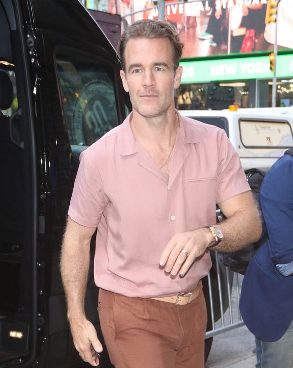 Nashville, TN FILE PHOTOS James Van Der Beek, la star de la série pour adolescents des années 1990 "Dawson's Creek", est décédé mercredi à l'âge de 48 ans après une bataille contre le cancer, a annoncé sa femme sur les médias sociaux.

Photo : Backgrid USA / Bestimage