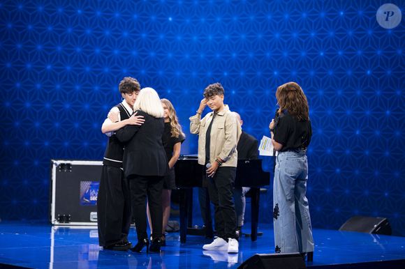 Titouan, Valentina et Lissandro Formica pour les surprises lors de l'enregistrement de l'émission "La Boîte à secrets", présentée par F.Bollaert et diffusée le 3 octobre 2025 sur France 3, dans les studios du Lendit à Saint-Denis, Seine Saint-Denis, France, le 9 septembre 2025.

Pierre Perusseau/Bestimage