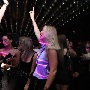 Jean Roch et sa femme Anaïs Monory, entourés d'amis - Jean Roch a reçu ses amis pour fêter la fermeture de son célèbre club privé, "VIP Room" à Saint-Tropez, après 29 ans d'existence, le 5 avril 2026. Après un dernier week-end de fête, du 3 au 5 avril 2026, le célèbre établissement sera remplacé par le "Lilly's Club".
© Franz Chavaroche / Bestimage