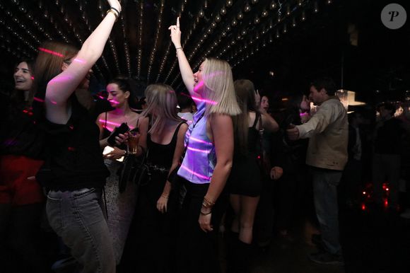 Jean Roch et sa femme Anaïs Monory, entourés d'amis - Jean Roch a reçu ses amis pour fêter la fermeture de son célèbre club privé, "VIP Room" à Saint-Tropez, après 29 ans d'existence, le 5 avril 2026. Après un dernier week-end de fête, du 3 au 5 avril 2026, le célèbre établissement sera remplacé par le "Lilly's Club".
© Franz Chavaroche / Bestimage
