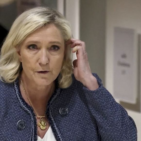 Un numéro spécial autour de l'affaire Marine Le Pen.

La députée RN Marine le Pen invitée du « 20 heures » après sa condamnation à deux ans de prison ferme et cinq ans d’inéligibilité pour détournement de fonds publics dans l’affaire des assistants européens du FN.
Paris le 31 mars 2025.
© Capture TV TF1 via Bestimage