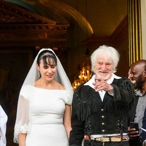 Murielle Mégevand et Hugues Aufray sur le parvis de l'église - Mariage d'Hugues Aufray et de Murielle Mégevand à l’église Saint-Vigor de Marly-Le Roy, France, le 2 septembre 2023. 

Photo : Agence / Bestimage