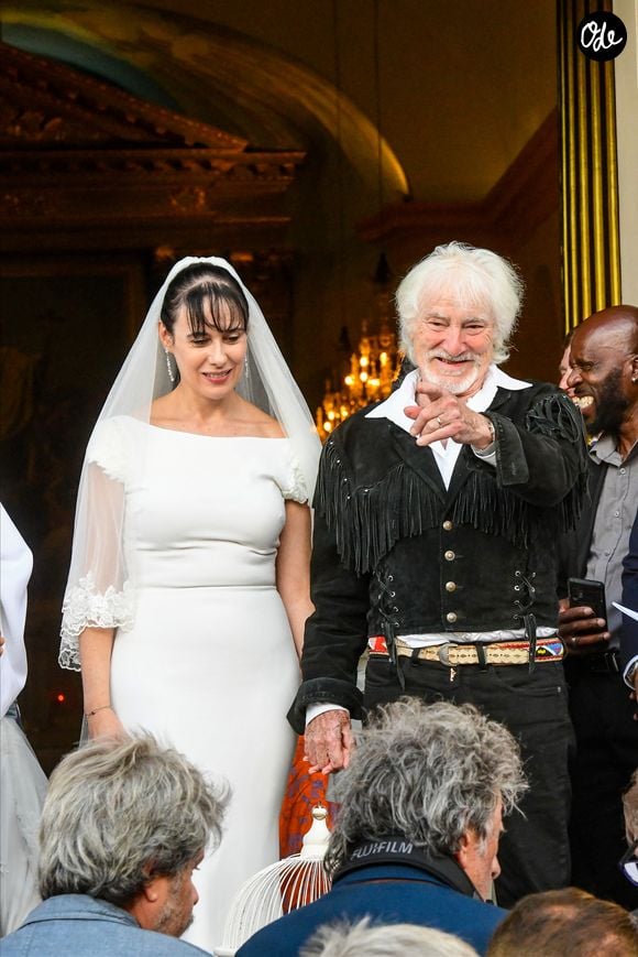 Murielle Mégevand et Hugues Aufray sur le parvis de l'église - Mariage d'Hugues Aufray et de Murielle Mégevand à l’église Saint-Vigor de Marly-Le Roy, France, le 2 septembre 2023. 

Photo : Agence / Bestimage