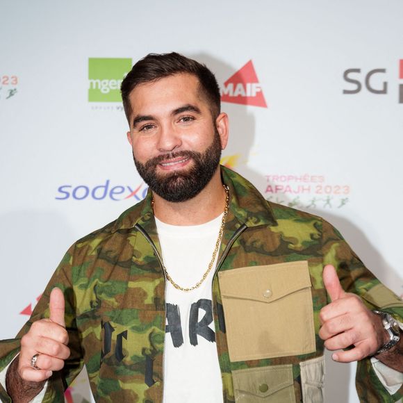 Le chanteur français Kendji Girac assiste à la remise du trophée APAJH 2023 au Carrousel du Louvre le 24 novembre 2023 à Paris, France. Photo par Alexis Jumeau/ABACAPRESS.COM